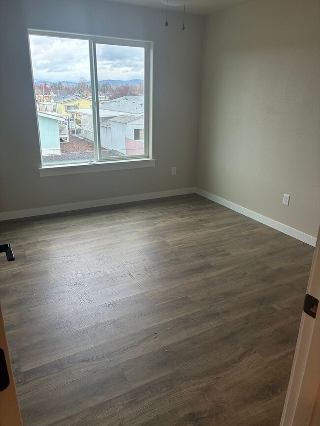 Photo - Modern 1 Bedroom, 1 Bath In White City Utilities Included