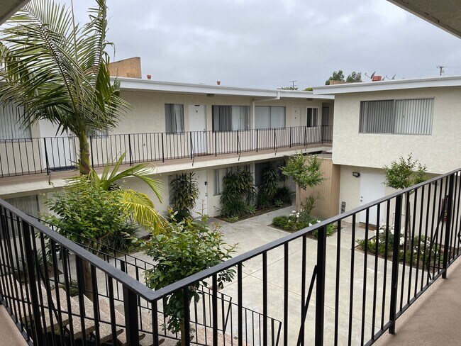 Building Photo - 2210 Vanderbilt Ln Unit 20