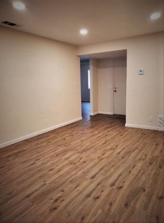 Building Photo - Price Reduced! Spacious 2 Bed, 2 Bath + Bo... Rental