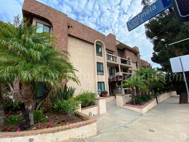 Building Photo - Professionally designed condo! Large kitch...