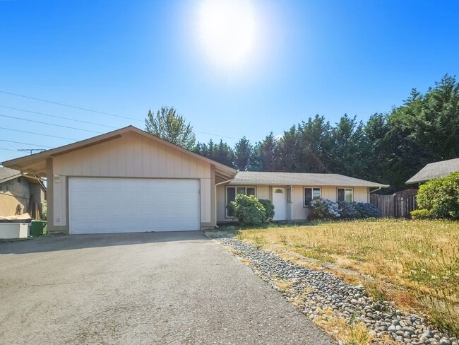 Building Photo - Pet-Friendly 3-Bedroom Rambler with Fenced... Rental