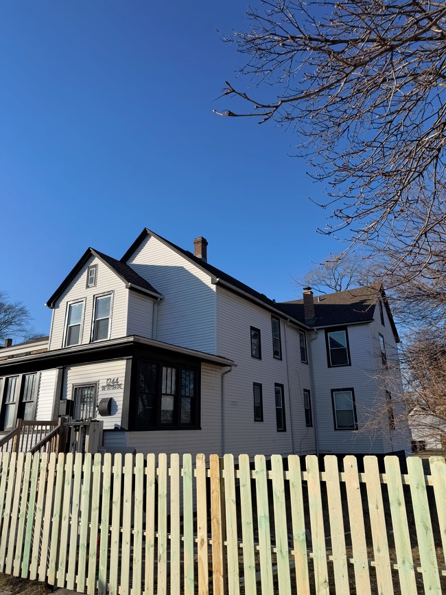 Frente - 1244 W 97th Pl