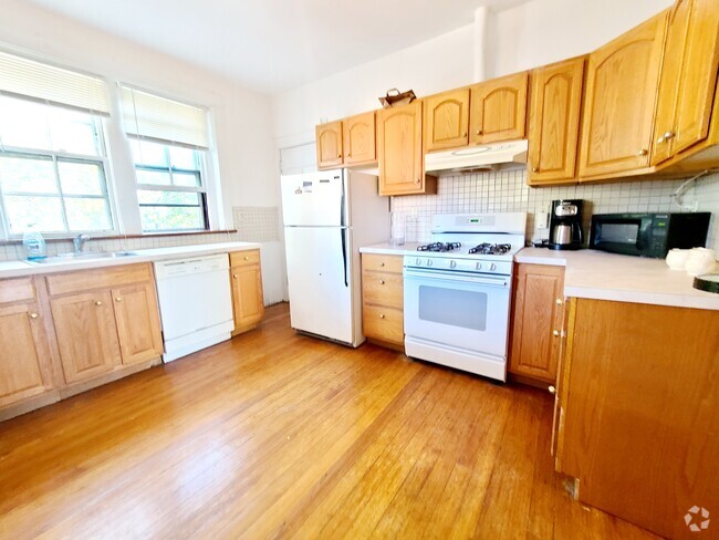 Building Photo - 1679 Beacon St Unit 4 Rental