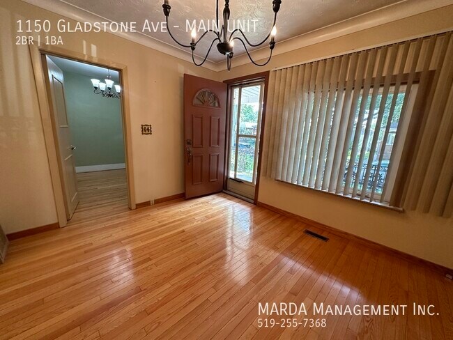 Photo - CLASSIC SPACIOUS 2+1BED/1BATH MAIN UNIT +60% OF UTILITIES Unité MAIN