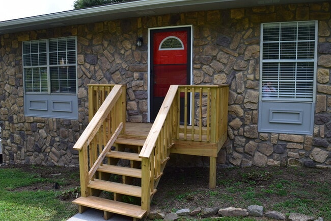 Escaleras y nueva terraza hasta la puerta principal. - 2816 Beaverwood Dr