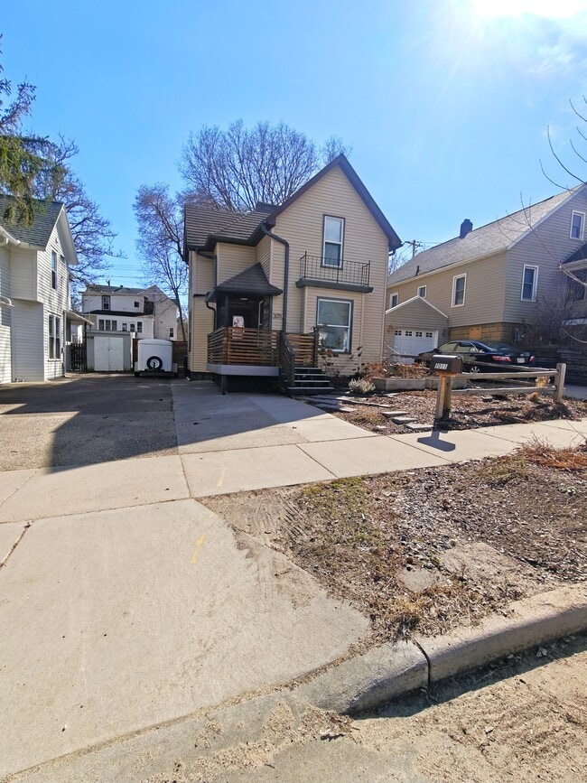 ENTRADA DE COCHES - 1011 E Grand Ave