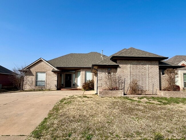 Building Photo - AVAILABLE NOW - $500 OFF FIRST FULL MONTH - Beautiful Home In Edmond School District!