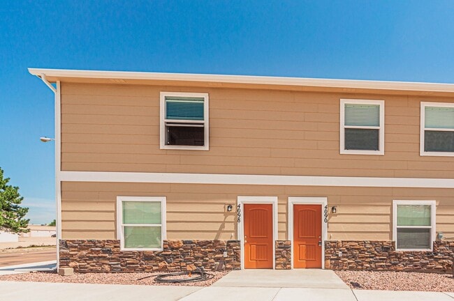 Building Photo - STYLISH 3-BEDROOM TOWNHOME w/ A/C **LIKE N...