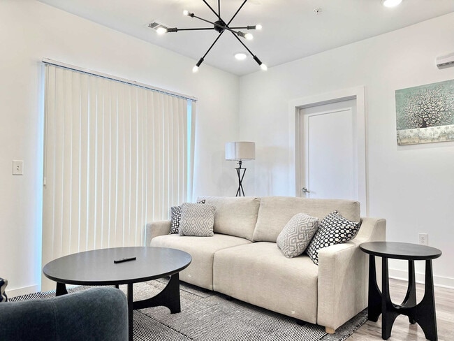 Building Photo - 525 Parkway Dr NE