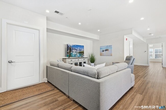 Building Photo - 82 Wall St Unit 200