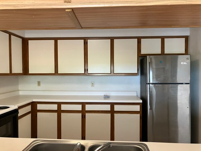 More kitchen cabinets! - 3930 S Roosevelt Blvd Unit N303