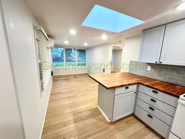 Building Photo - 10342-6935 Unit A