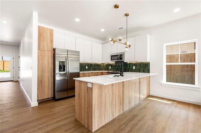 Photo - 949 SE 10th St