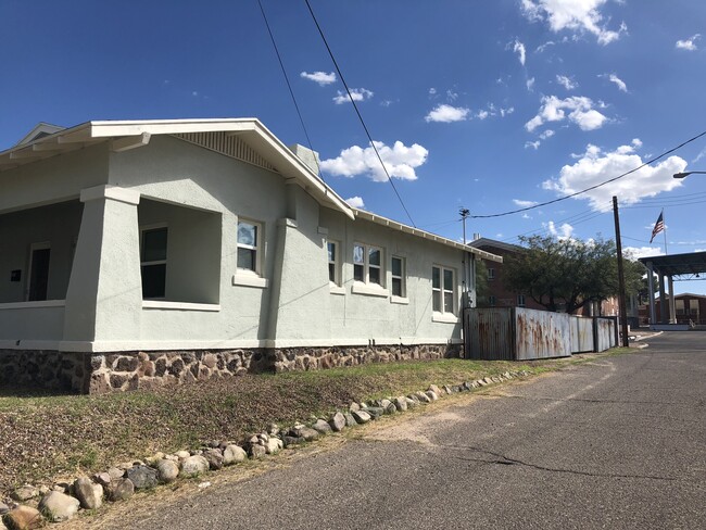 Photo - 426 E Helen St Unit E Helen St R side