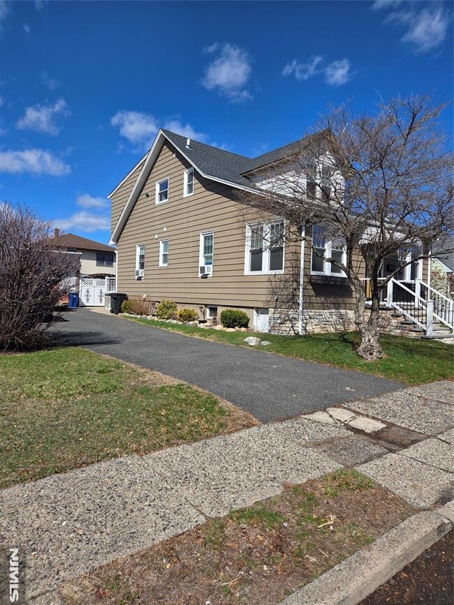 Building Photo - 14 Chestnut St