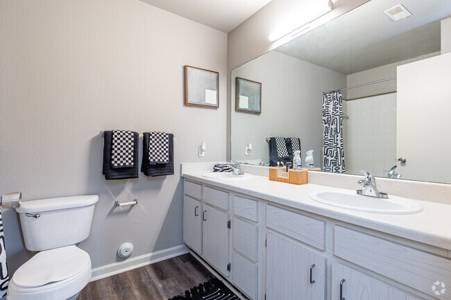 4BR, 2BA - 1,076SF - Bathroom - The Ridge