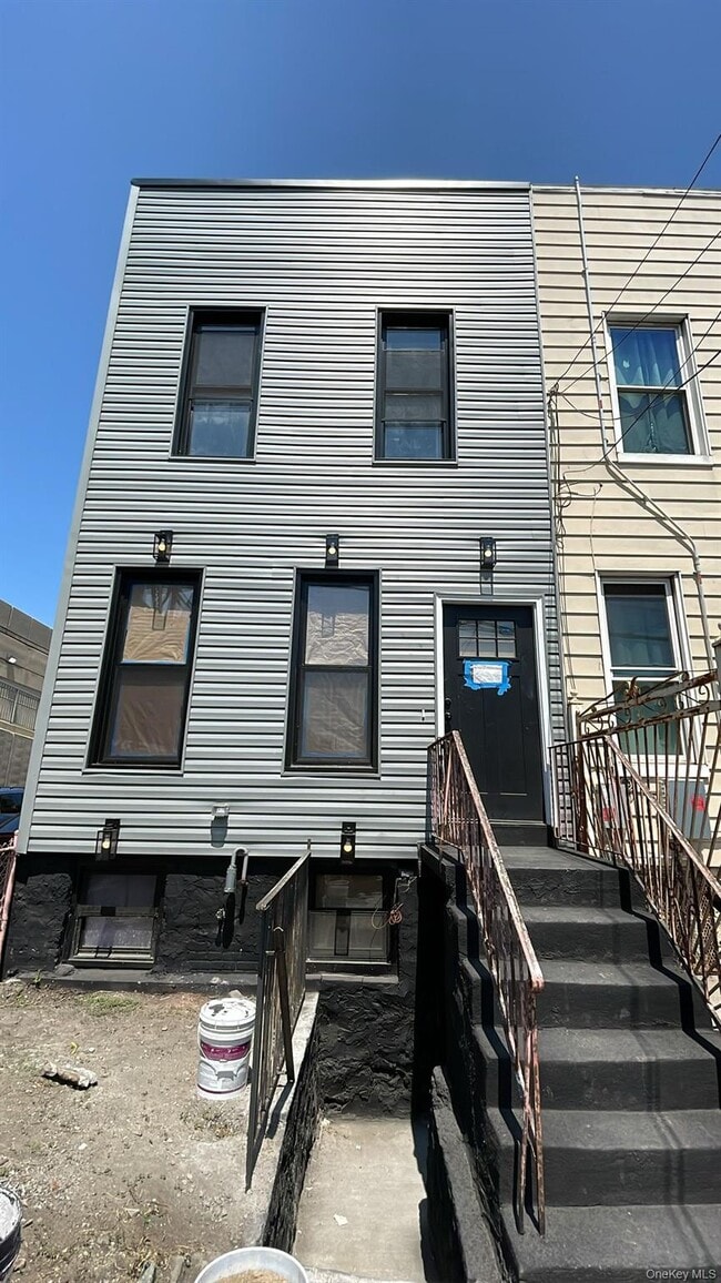Building Photo - 685 E 132nd St Rental