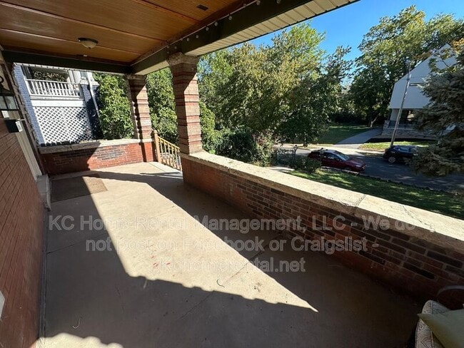 Photo - 2826 Harrison St