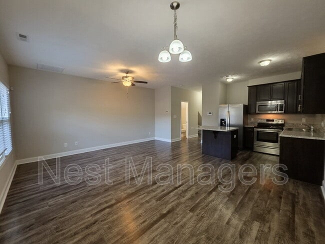 Photo - 2056 Wheeling St
