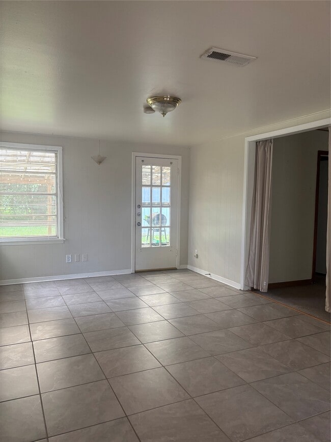 Photo - 4713 Saxon St