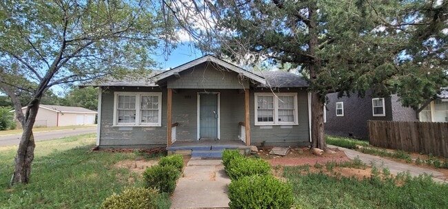 Building Photo - Down the Street from Sam Houston Park!