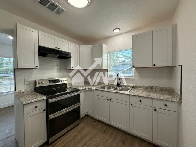 Photo - 239 Erskine Pl