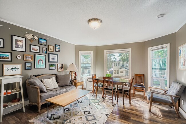 Building Photo - 1000 26th Ave NE Unit First floor ( 1)