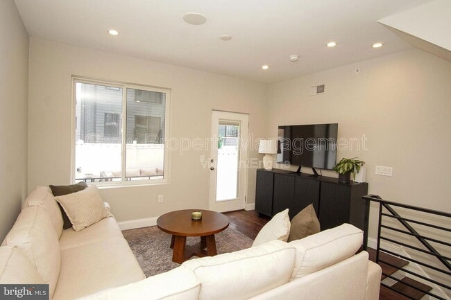 Building Photo - 1616 Cambridge St Unit A