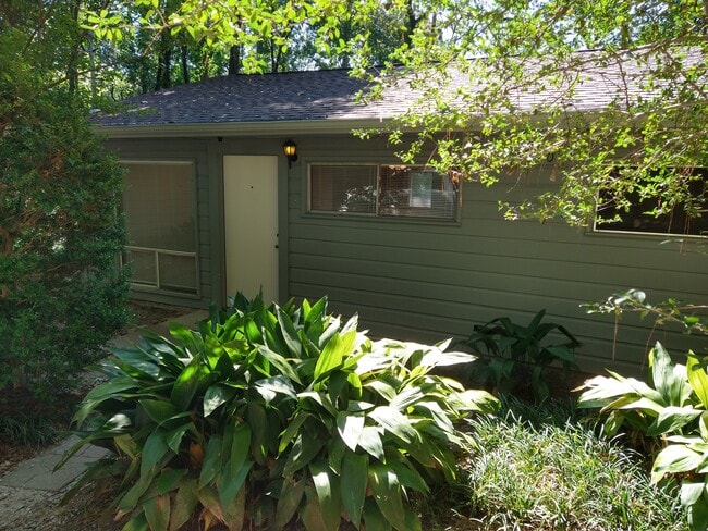 Vista frontal - 6040 Cessna Dr