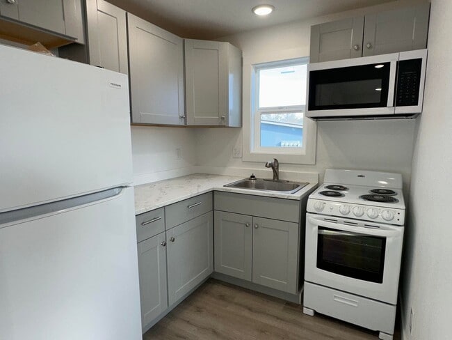 Building Photo - Private Studio Apartment for Rent Unit 337 NW 8th Ave