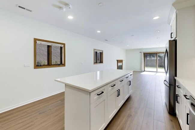 Photo - 1209 E Davis St Unit 1