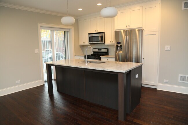 Photo - 2305 W Waveland Ave Unidad 1W