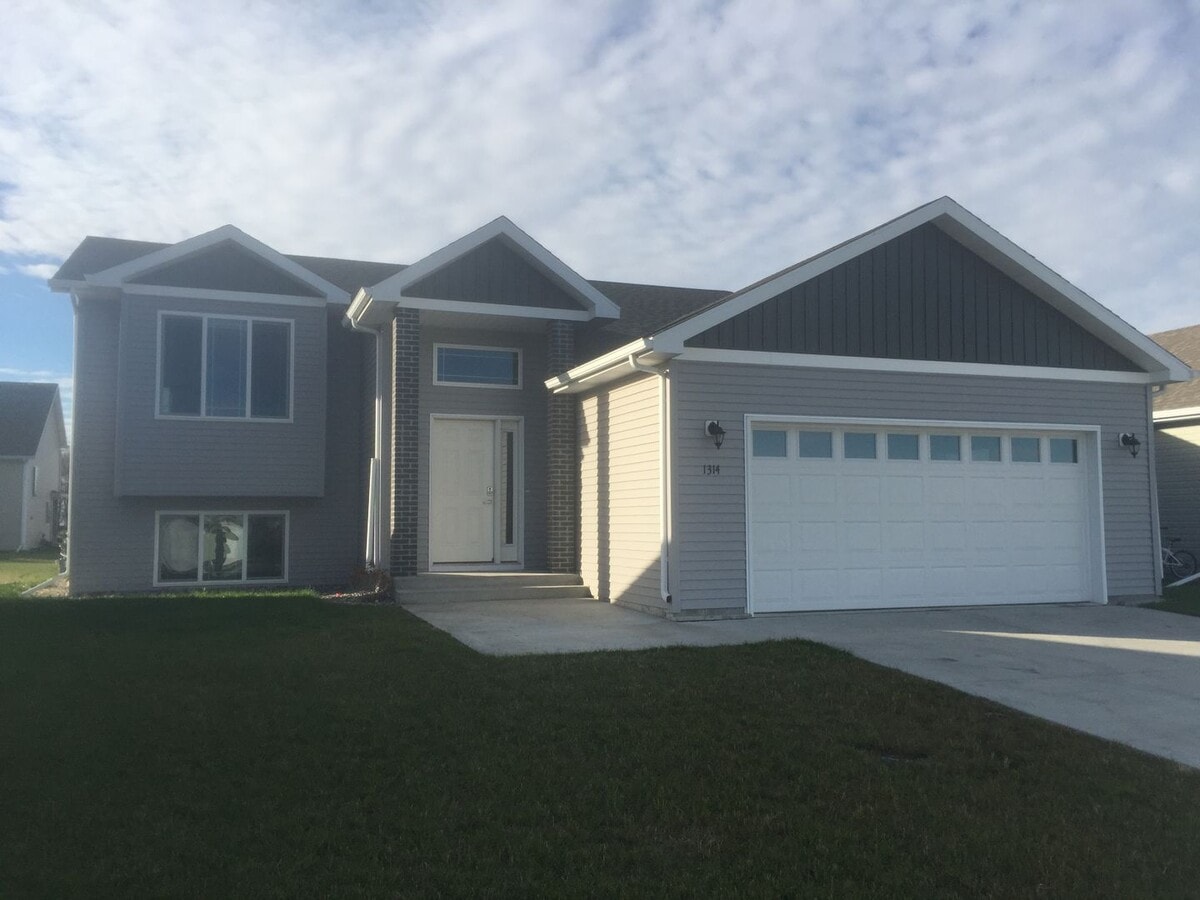 4 Bed 3 Bath Single Family Home - 4 Bed 3 Bath Single Family Home