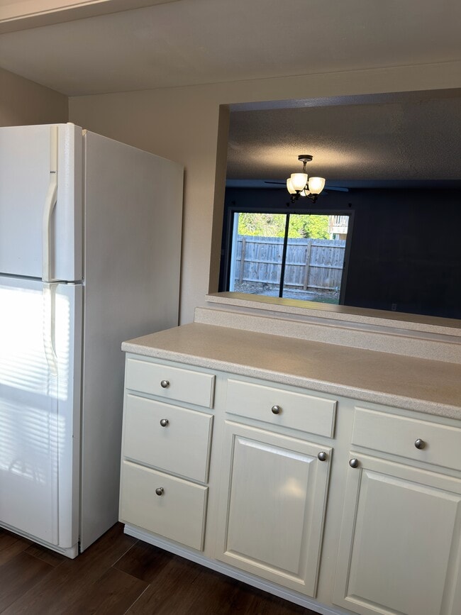 Photo - 144 Douglas Rd W