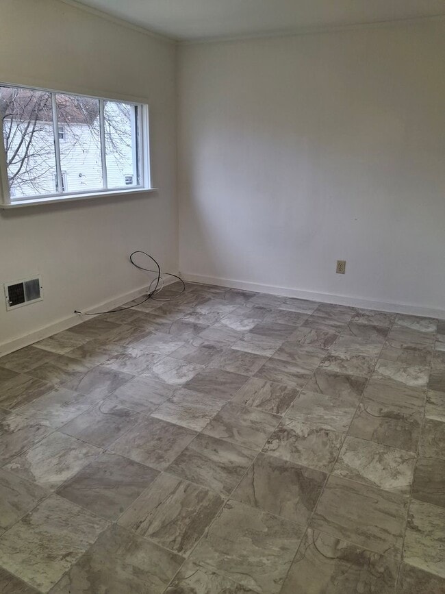 Photo - 246 Lynwood Ave Unit B Upper