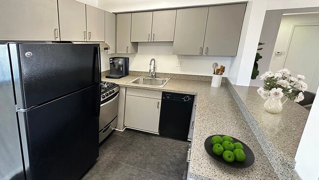Today&#39;s kitchen designed for easy care with breakfast bar, no fuss flooring. - Metropolitan 13 Flats
