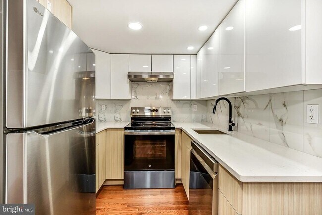 Building Photo - 182 E Huntingdon St Rental
