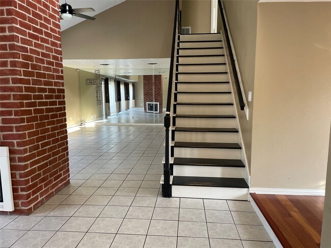 Photo - 18002 Hollywell Dr