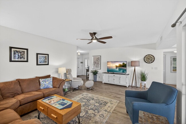 Photo - 16997 Waterbend Dr Unidad 136