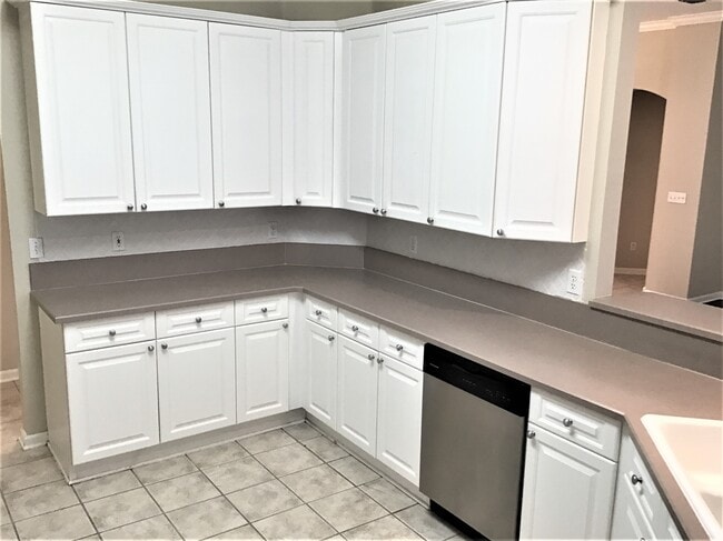 Photo - 587 Oakmont Dr