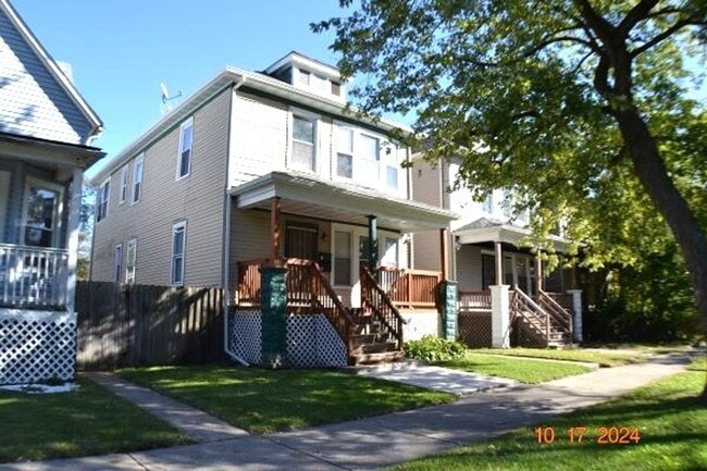 Building Photo - 10531 S La Salle St Unit 1 Rental