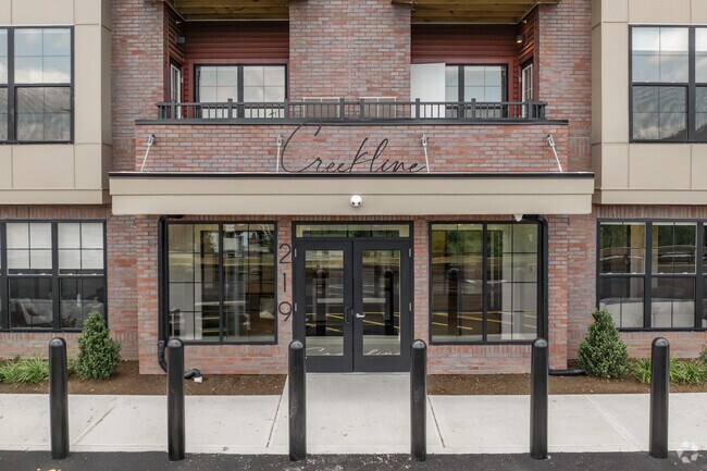 Entrada principal de los apartamentos Creekline at Fairfield en Fairfield, CT