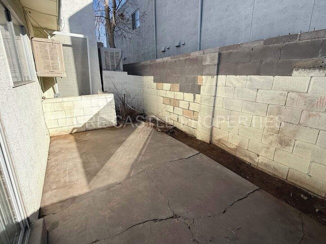 Photo - 310 La Veta Dr