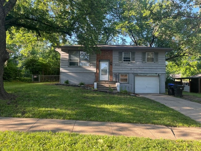 Building Photo - 3 BEDROOM 1 FULL BATH HOME WITH LIVING ROOM & REC ROOM, SINGLE GARAGE AND LARGE BACKYARD