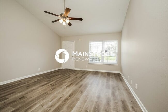 Photo - 3 Bedroom Pet-Friendly Home in La Vergne, TN with Main Street Renewal
