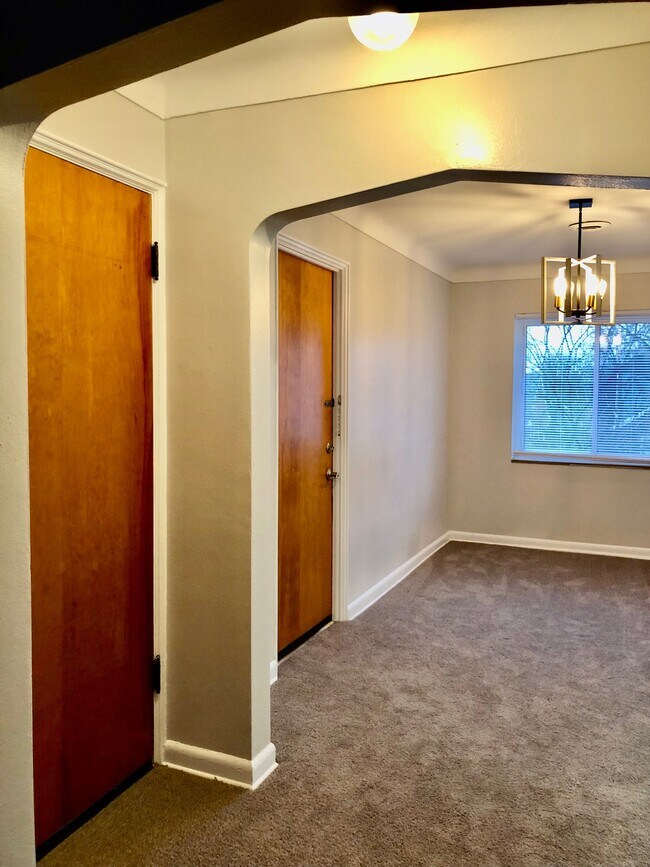 entry foyer to unit - 3028 Pemberton Dr Unit 6