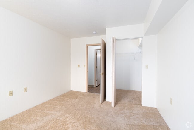 1BR, 1BA - 690SF - Bedroom