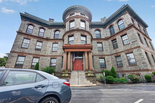 Building Photo - Welcome to the Baynard House; Elegant, Spacious & Bright Showing- Showing Sunday 7/26 9:30am-9:45am Unit 3