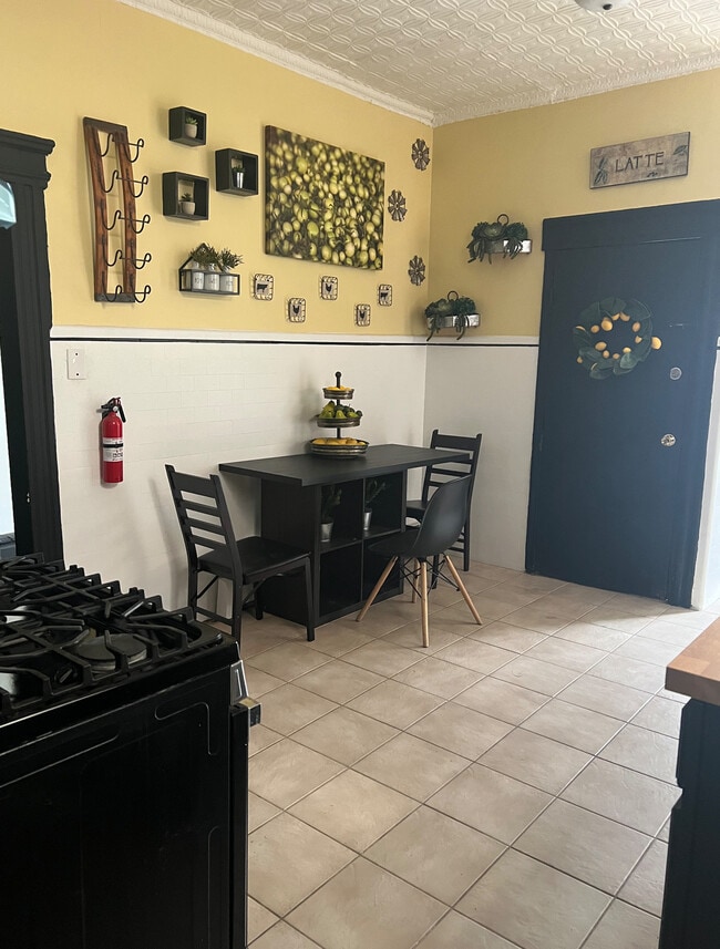 Eat in kitchen - 283 Clifton Ave Unit Clifton