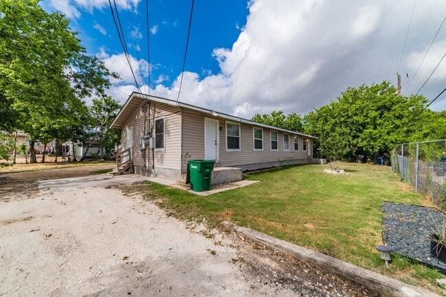 Building Photo - 3-BEDROOM GOVERNMENT HILL DUPLEX